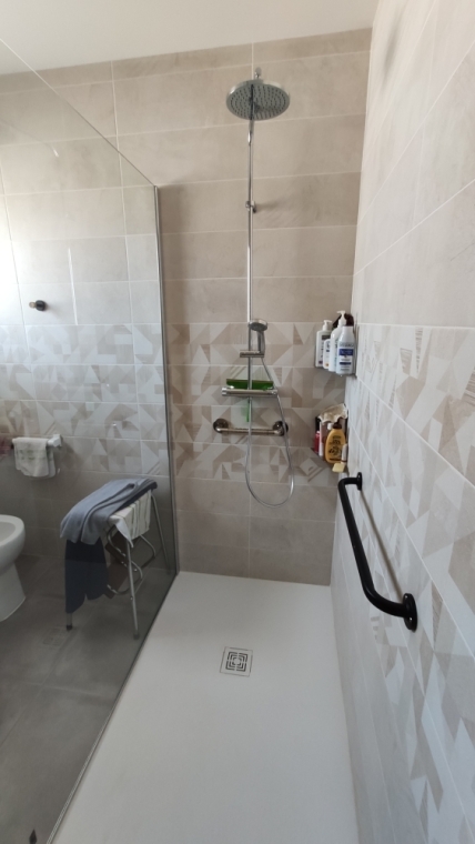 Adaptation d'une salle de bain pour personne à mobilité réduite (PMR), Saint-Galmier, Renov Autonomie
